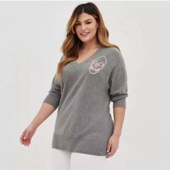 NWT Torrid gray v neck pull over with pink stick skull 3x - Picture 2 of 6